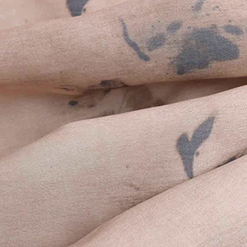 Elegantes Oberteil mit ausgestellten Ärmeln und Schnürung, Hose mit Vintage-Blumendruck und weitem Bein