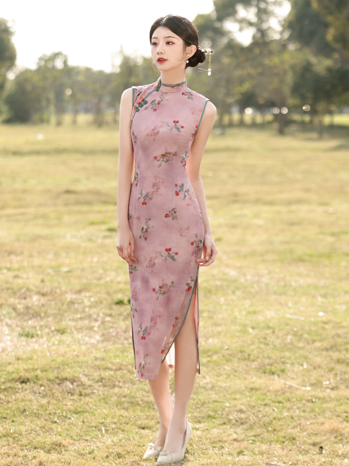 Ärmelloses, langes Cheongsam mit Kirschblütenmotiv