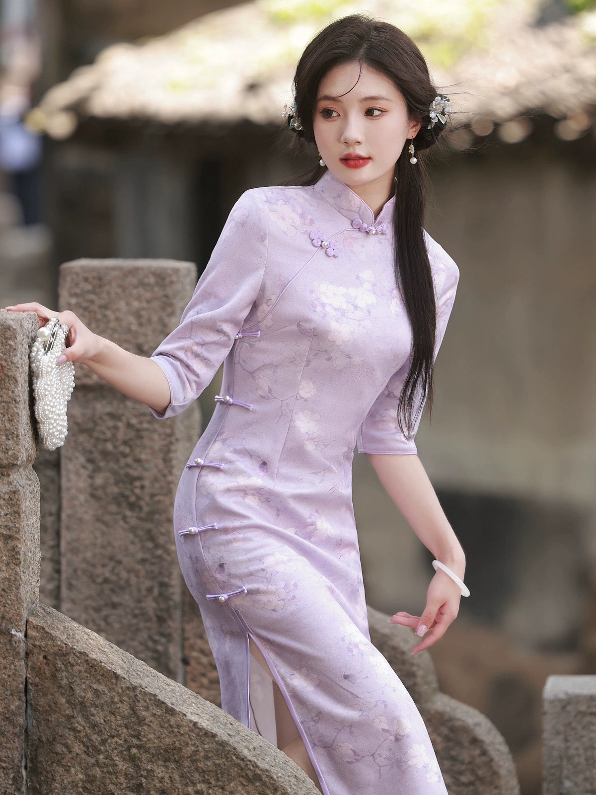 Klassisches lila Cheongsam mit Blumenmuster