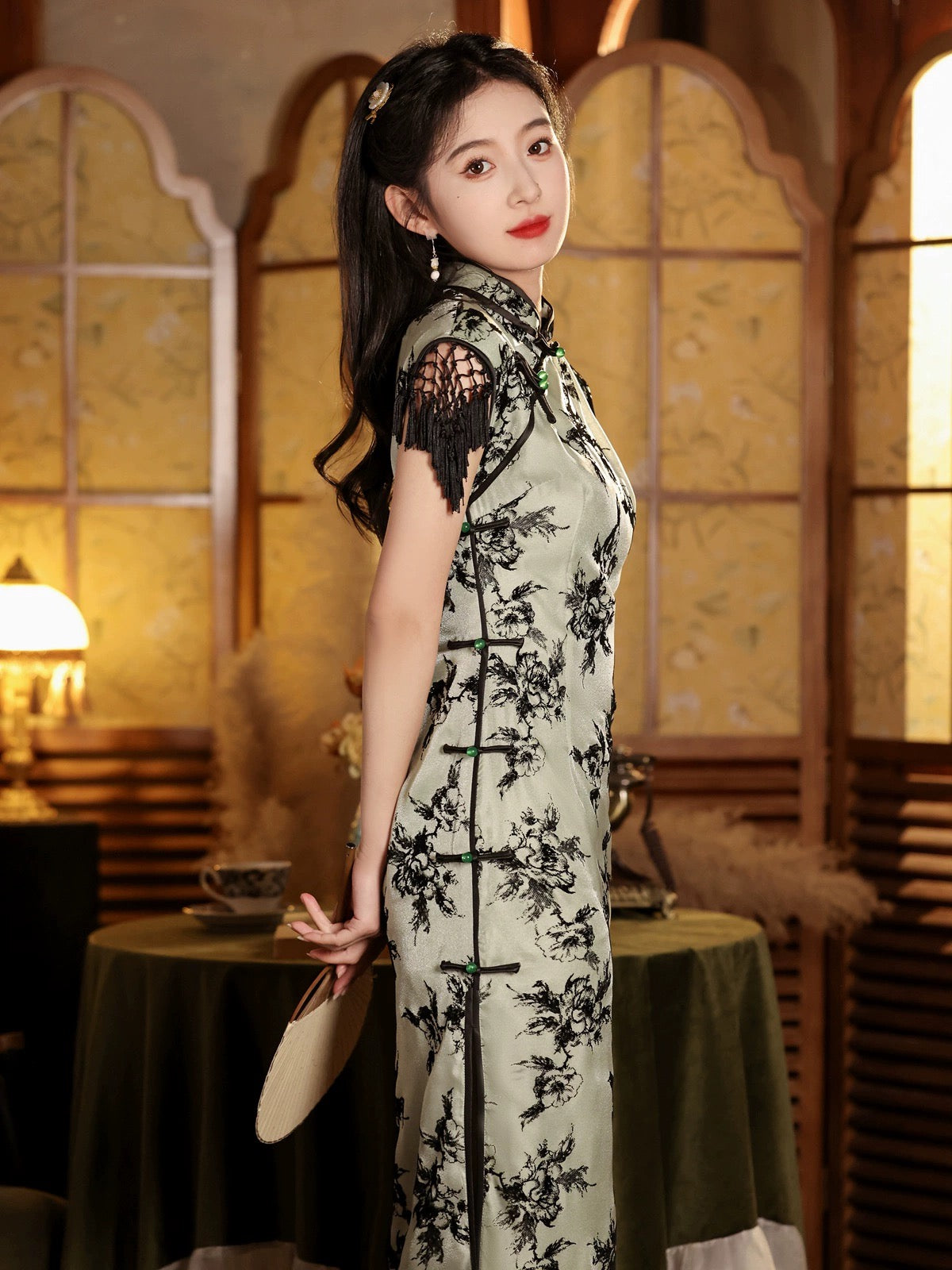 Grünes Cheongsam mit Blumenmuster