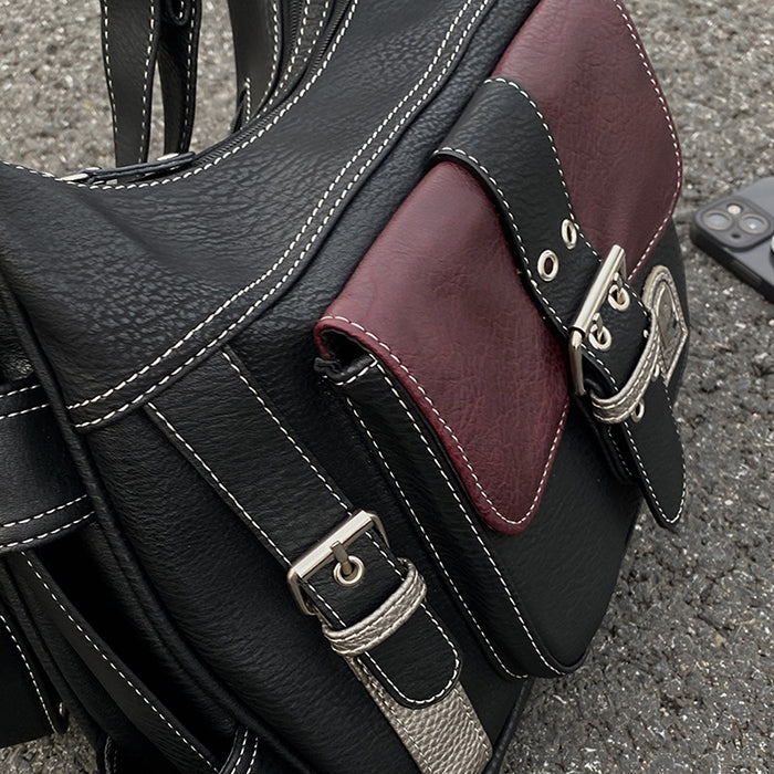 Schwarze Umhängetasche mit Karomuster