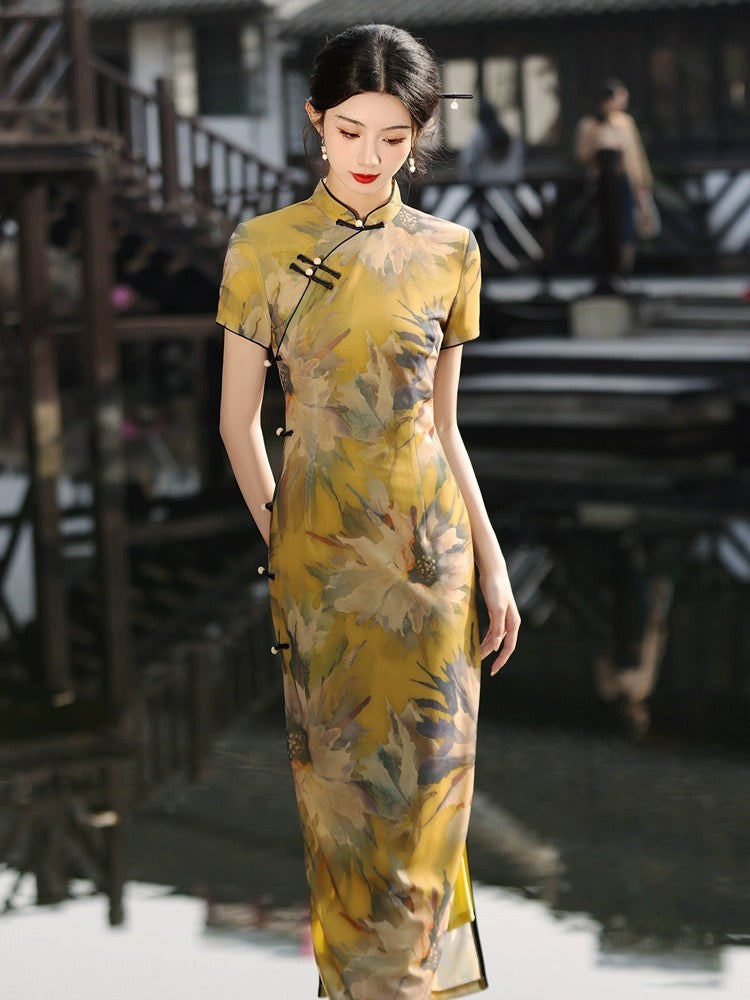 Cheongsam long à manches courtes et motif tournesol