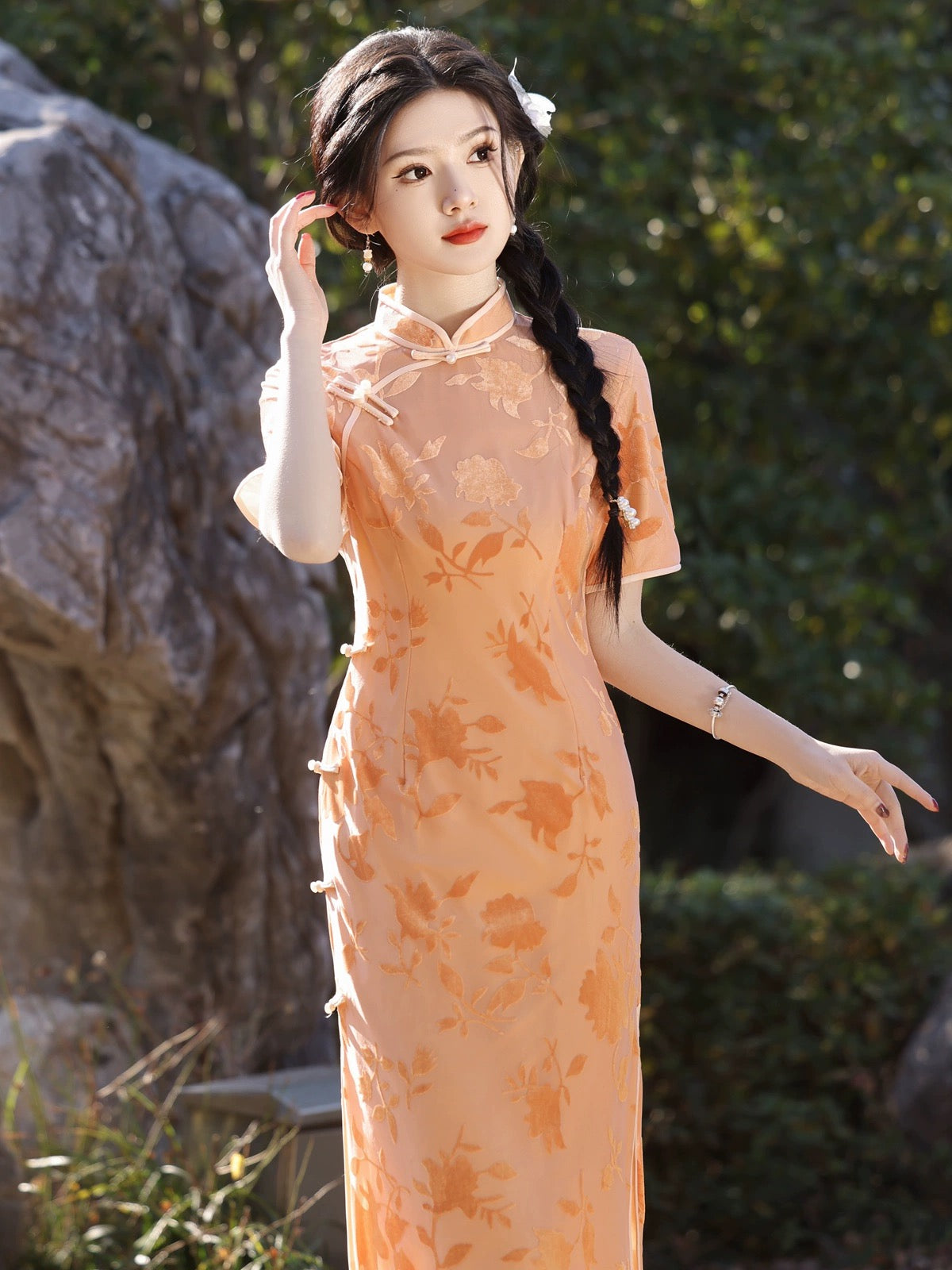 Orangefarbenes, ärmelloses, langes Cheongsam mit Blumenmuster