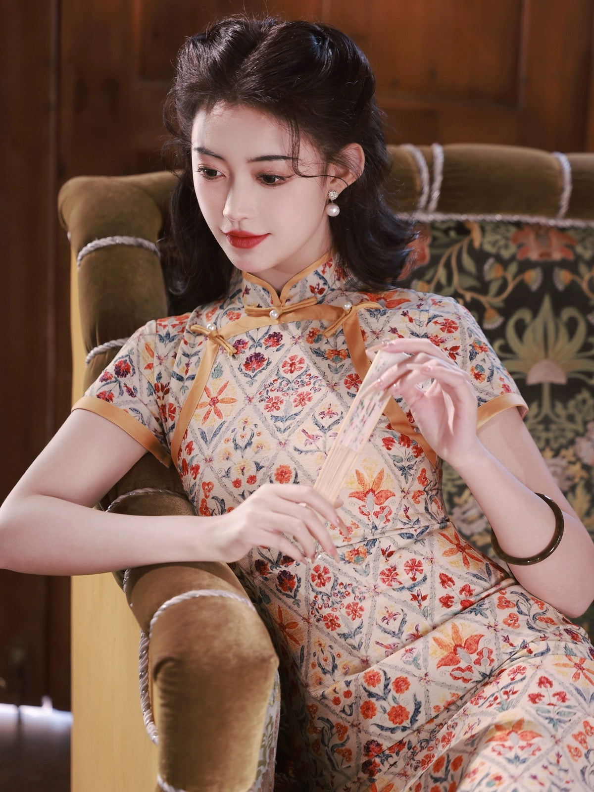 Cheongsam mit Gittermuster und Blumenmuster