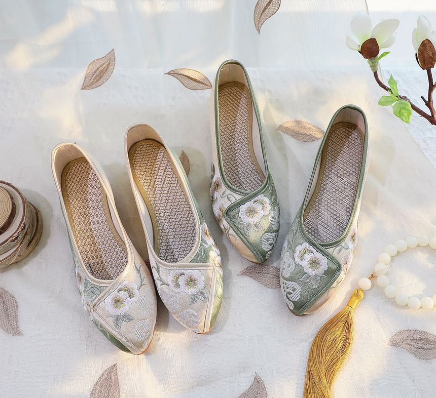 Embroidered Heel Flower Pumps Low