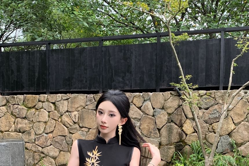 Sleeveless Leaf Embroidered Maxi Sheath Qipao