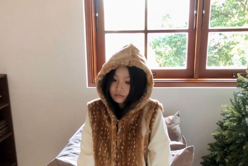 Deer Print Faux Fur Hooded Vest