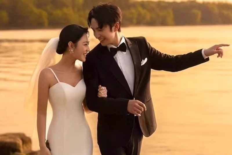 Spaghetti Strap V-Neck Plain Sheath Wedding Gown