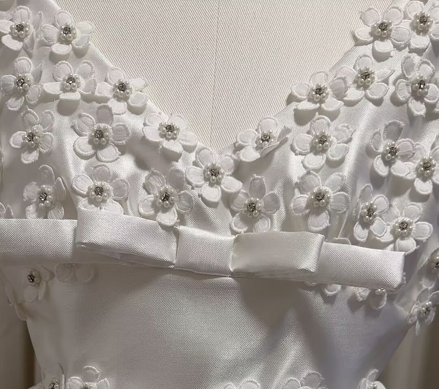 Sleeveless V-Neck Plain Flower Detail Sheath Wedding Dress