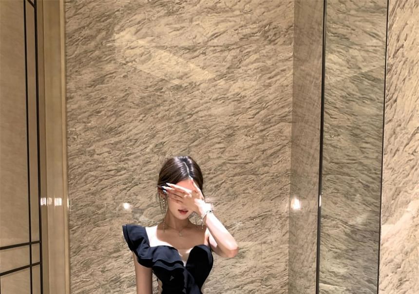 Sleeveless One-Shoulder Plain Ruffle Trim Slit Mermaid Evening Gown