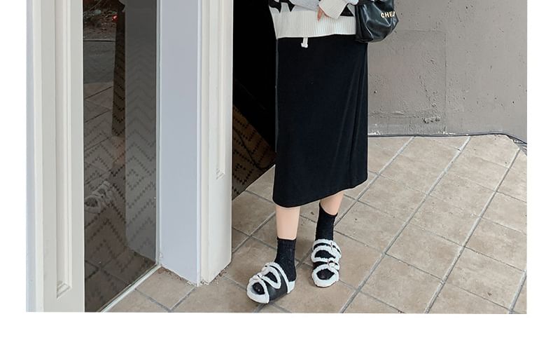 Plus Size Crew Neck Diamond Print Flower Accent Sweater