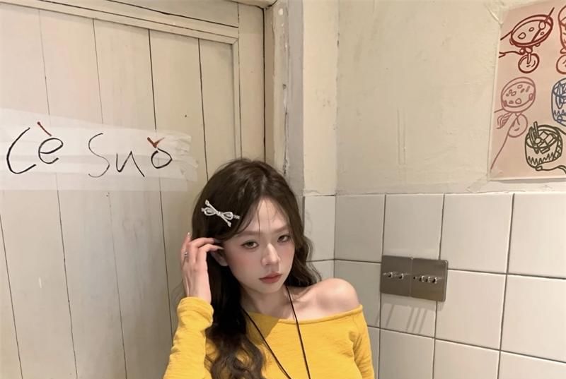 One-Shoulder Long-Sleeve Top - Minimalist Design