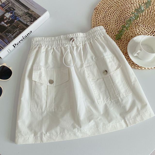 Hochgeschnittener, schlichter Mini-Cargorock in A-Linie