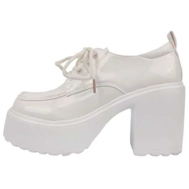 Plateau-Pumps aus Lackleder mit Blockabsatz und Schnürung