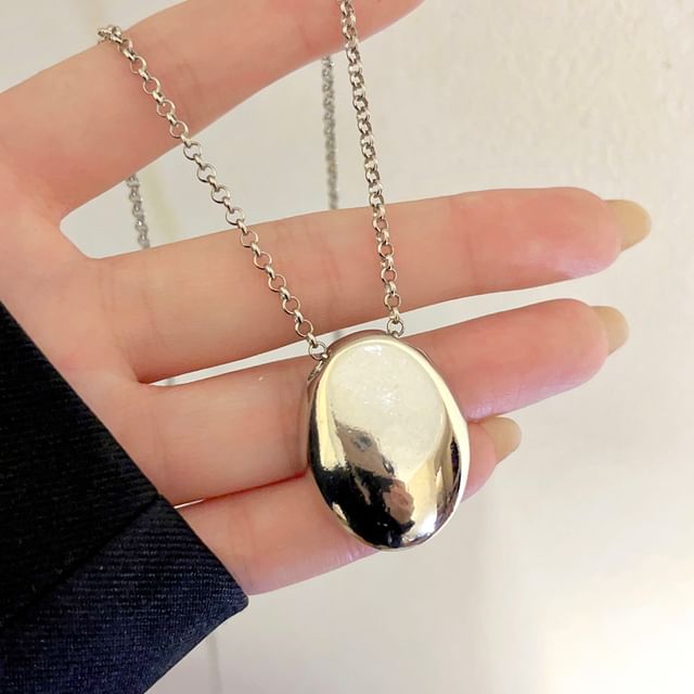 Metal Pendant Necklace