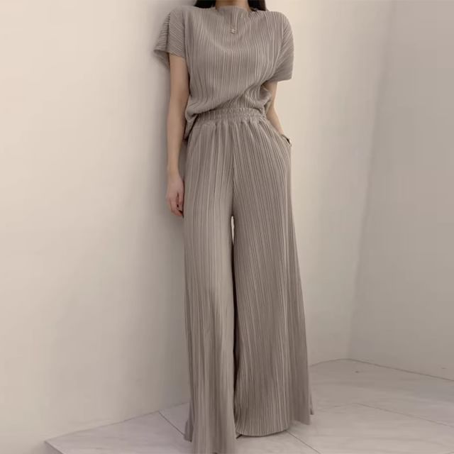 Ensemble : haut plissé uni à manches courtes et col montant + pantalon large à taille élastique