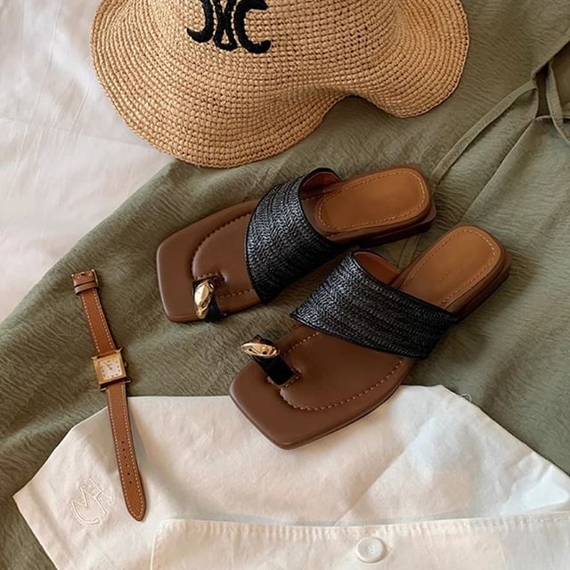 Straw Toe Loop Sandals