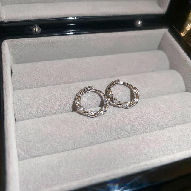 Huggie-Ohrring mit Strasssteinen