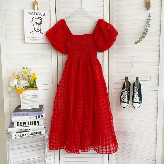 Kurzärmliges Midikleid in A-Linie mit quadratischem Ausschnitt und schlichtem Stufenmuster aus Netzstoff