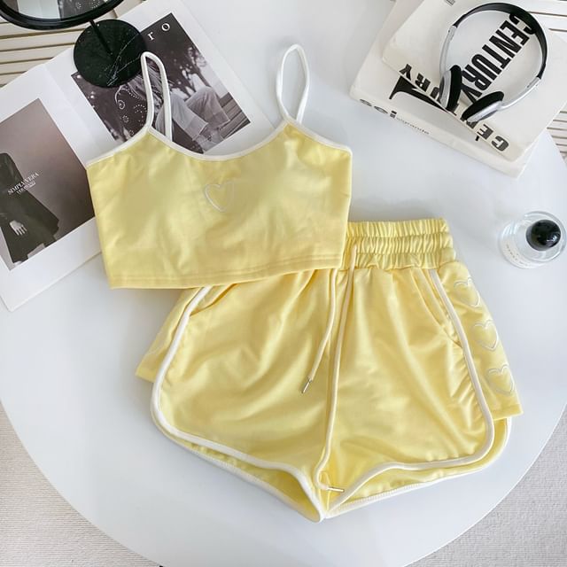 Set: Kurzes Camisole-Oberteil mit Herzstickerei und Kontrastbesatz + Sweatshorts mit Kordelzug in der Taille