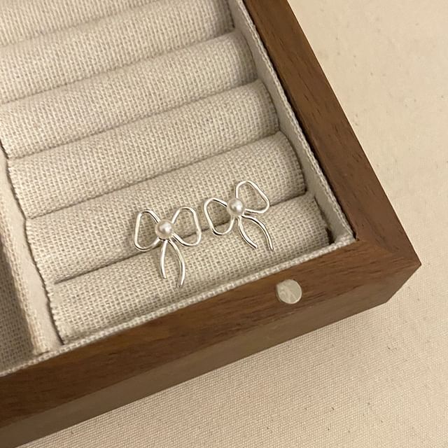 Ribbon Faux Pearl Stud Earring