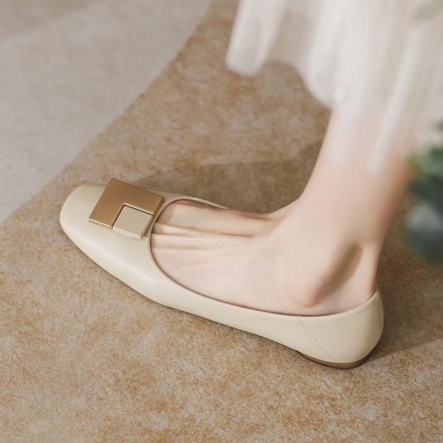 Geometric Buckled Flats