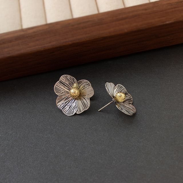 Flower Ear Stud / Clip-On Earring
