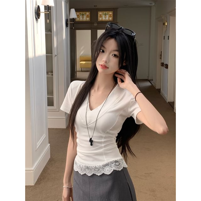 Short-Sleeve V-Neck Lace Panel Ruched Slim Fit Crop Tee