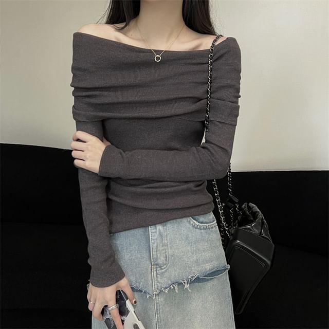 Slim-Fit Ruched Off-Shoulder Long-Sleeved Solid Knit Top