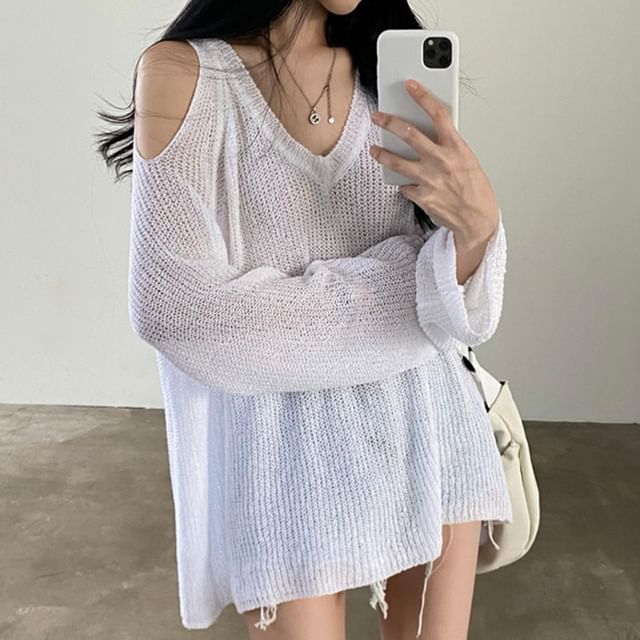 Cold-Shoulder Ribbed Knit Pullover with V-Neckline and Extended Sleeves