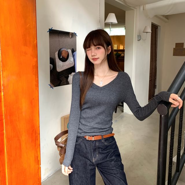 Solid Color V-Neck T-Shirt with Long Sleeves