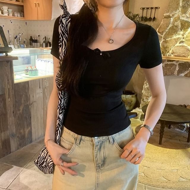 Scoop Neck Slim Fit T-Shirt with Short Sleeves
