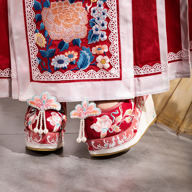 Keilschuhe mit Blumenstickerei und Schmetterlingsperlendekor