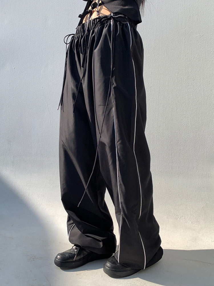 Rosa, schmales Langarm-Oberteil, schwarze Cargohose mit Schnürung, Y2k - Heartzcore