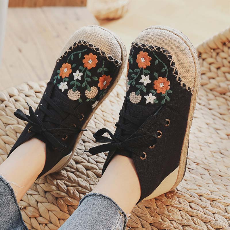 Elegante Canvas-Stiefel mit Blumenstickerei und Schnürung