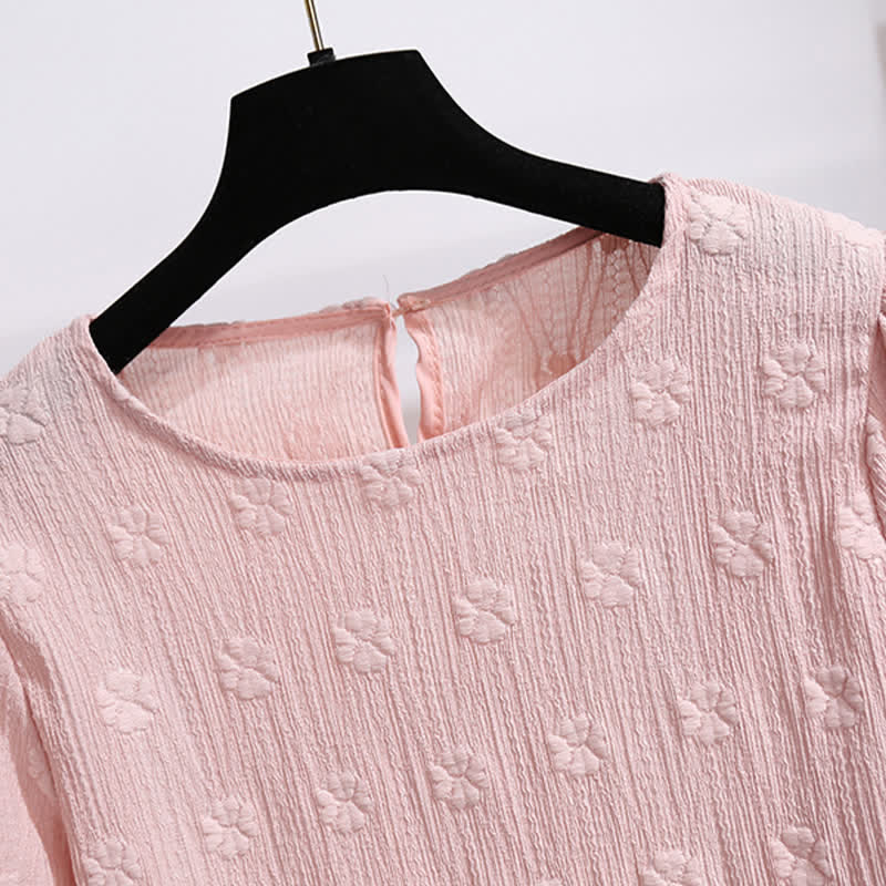 Rosa T-Shirt mit Puffärmeln und Faltenrock mit Blumenmuster