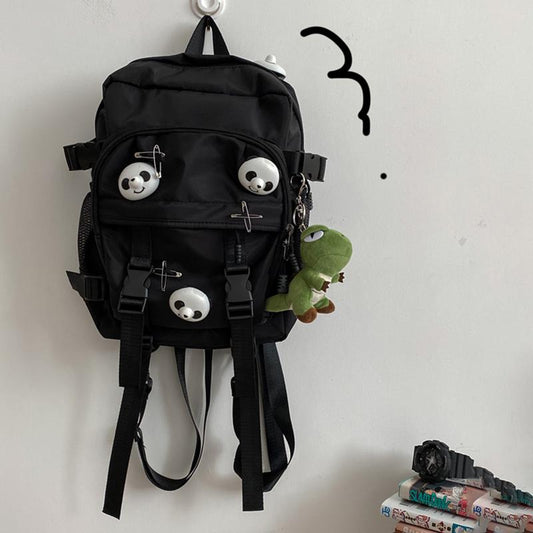 Schwarzer Rucksack mit Panda-Anstecker