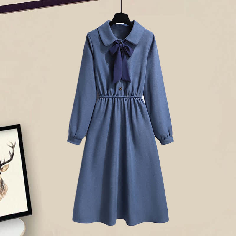 Blaues A-Linien-Kleid mit Strickpullover und Fliege