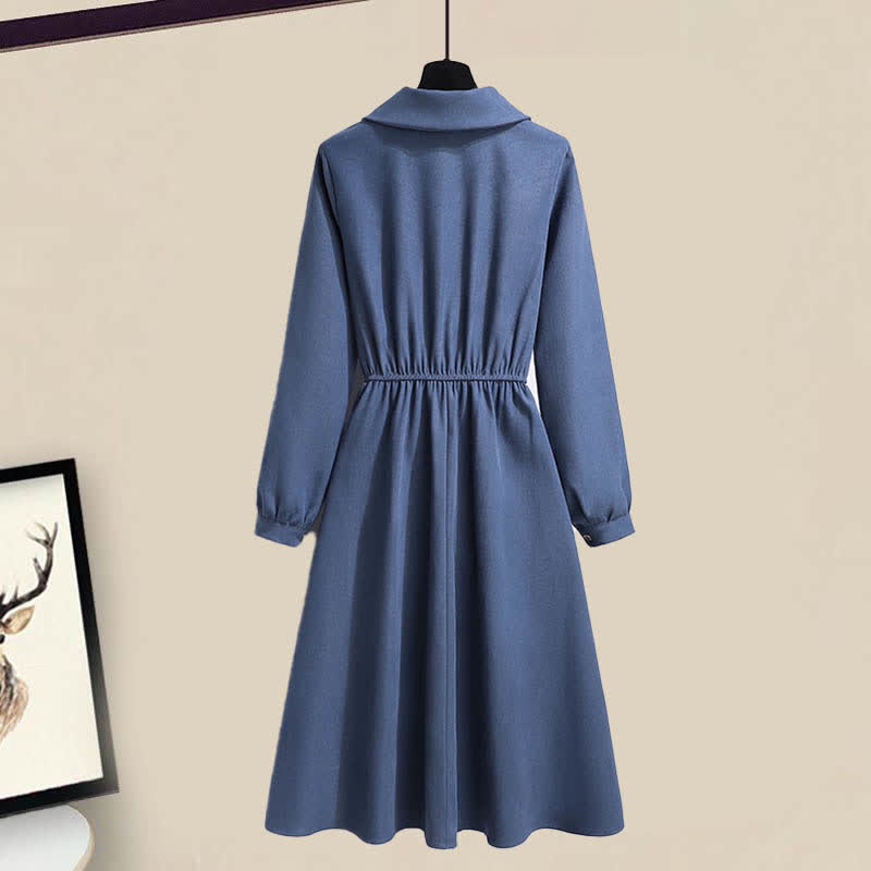 Blaues A-Linien-Kleid mit Strickpullover und Fliege