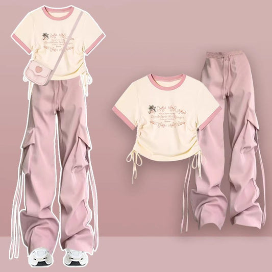 Chemise décontractée rose avec lettres de dessin animé et pantalon cargo