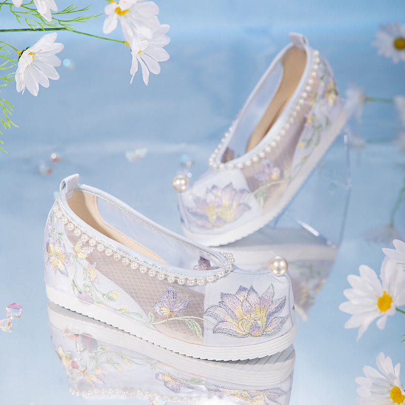 Chaussures en maille à broderie florale blanche et décor de perles