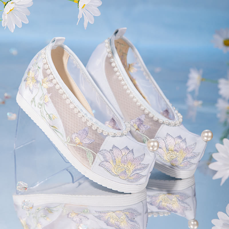 Weiße Mesh-Schuhe mit Blumenstickerei und Perlendekor