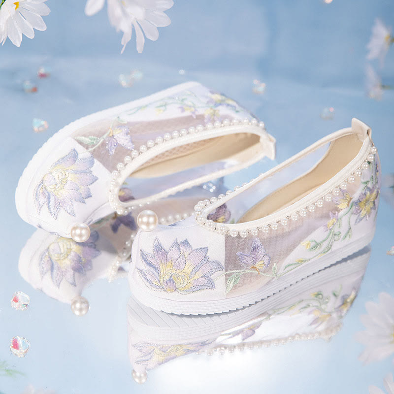 Chaussures en maille à broderie florale blanche et décor de perles