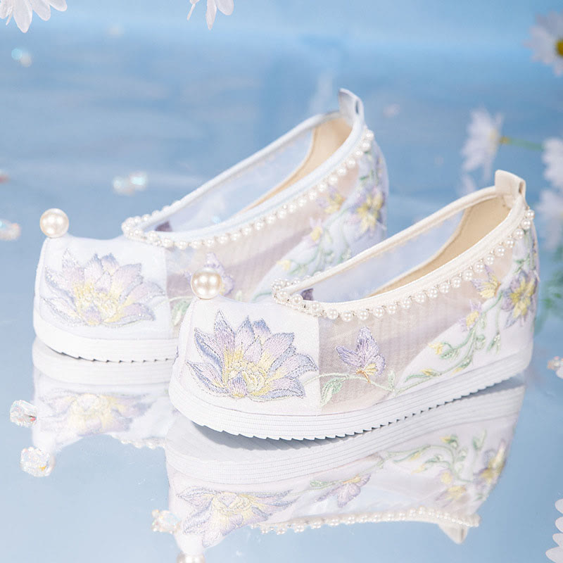 Chaussures en maille à broderie florale blanche et décor de perles