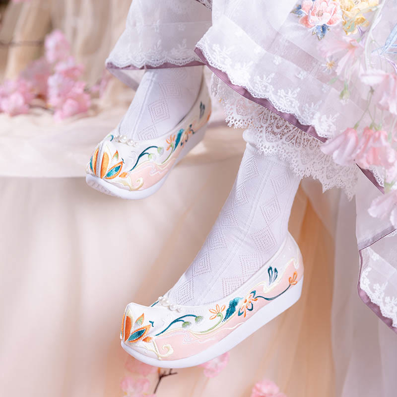 Chaussures rétro à broderie florale avec décor de perles