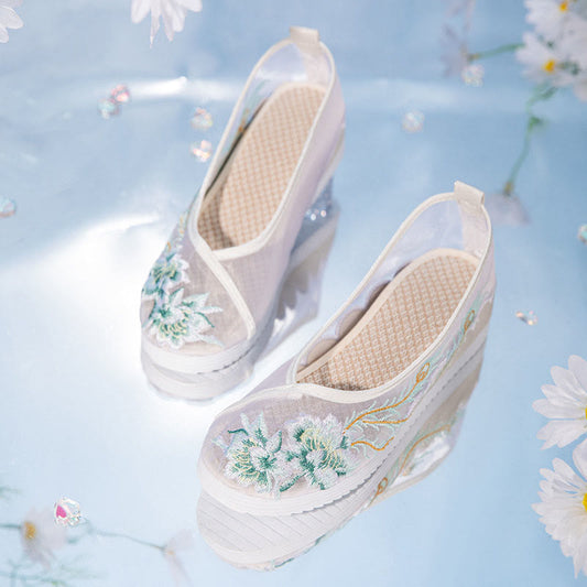 Chaussures plates en maille avec broderie florale bleue