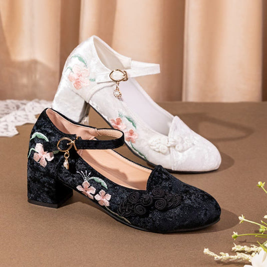 Retro-Schuhe mit Blumenstickerei an der Spitze und hohen Absätzen