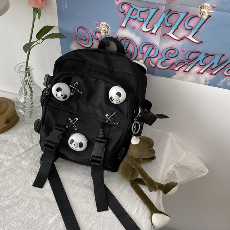 Schwarzer Rucksack mit Panda-Anstecker