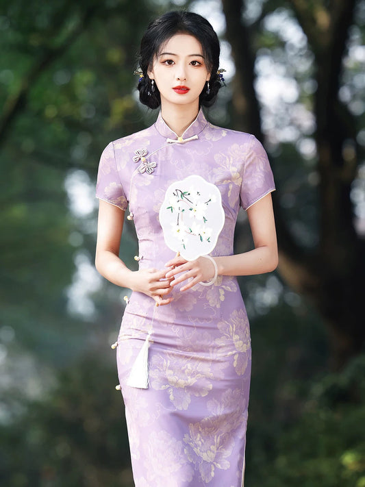 Le violet incarne l'élégance du cheongsam