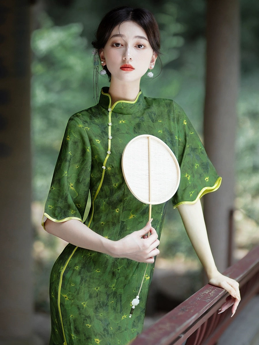 Elegantes grünes Cheongsam-Kleid